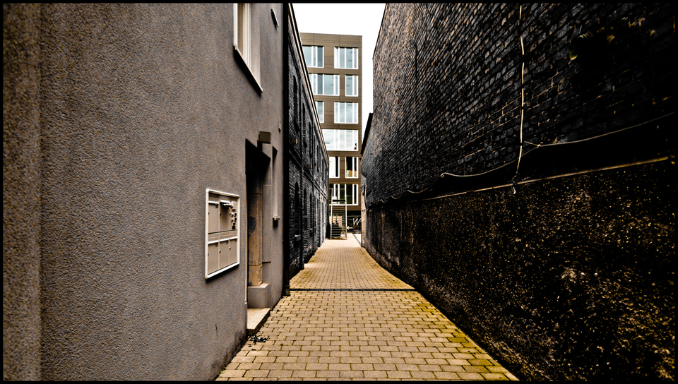 Between Walls I - ID 001284