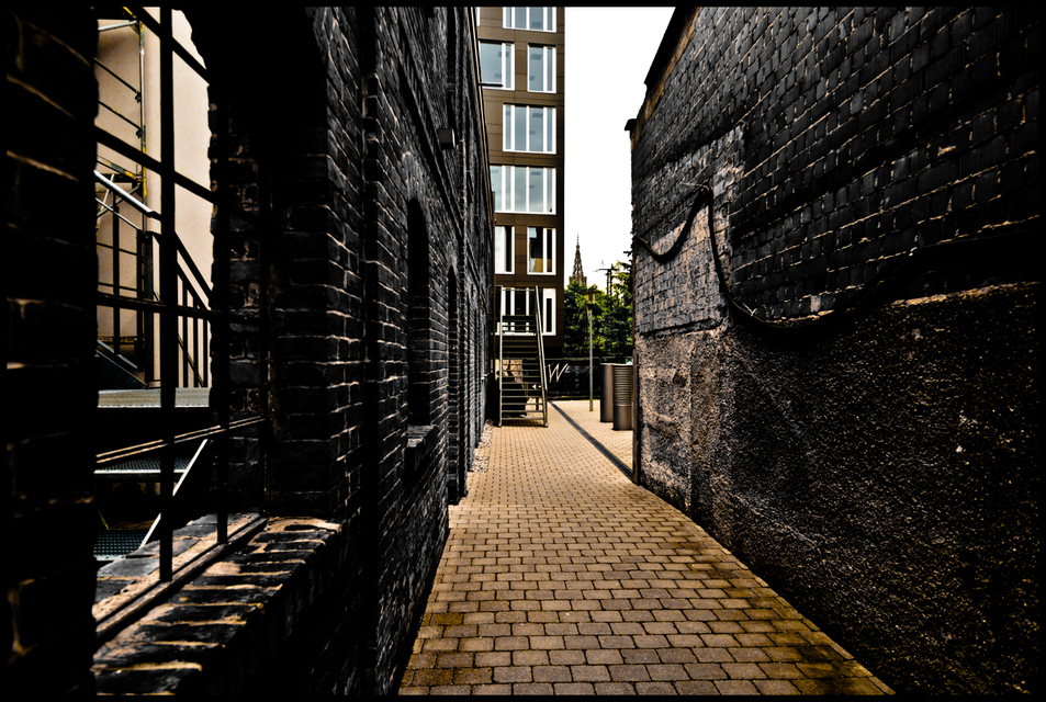 Between Walls II - ID 001285