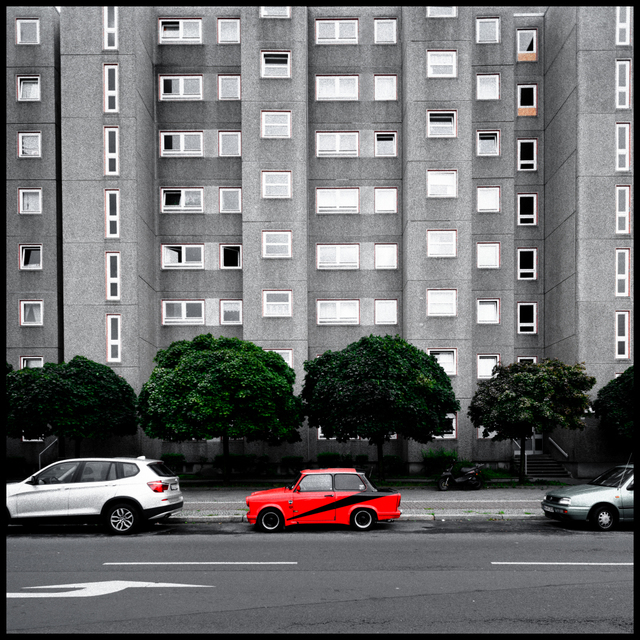 Red in front of Green in front of Grey - ID 001624