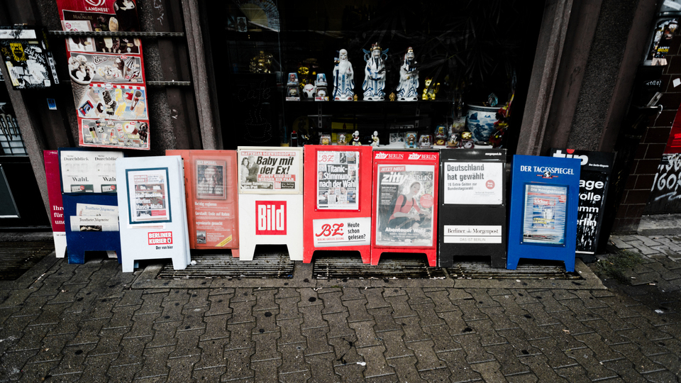 Newsreader - ID 001687