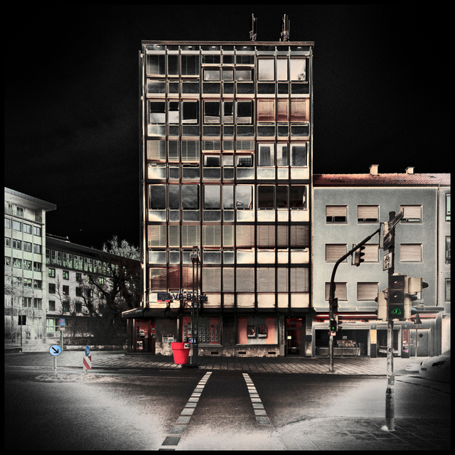 Red Flowerpot And Green Lights - ID 002126