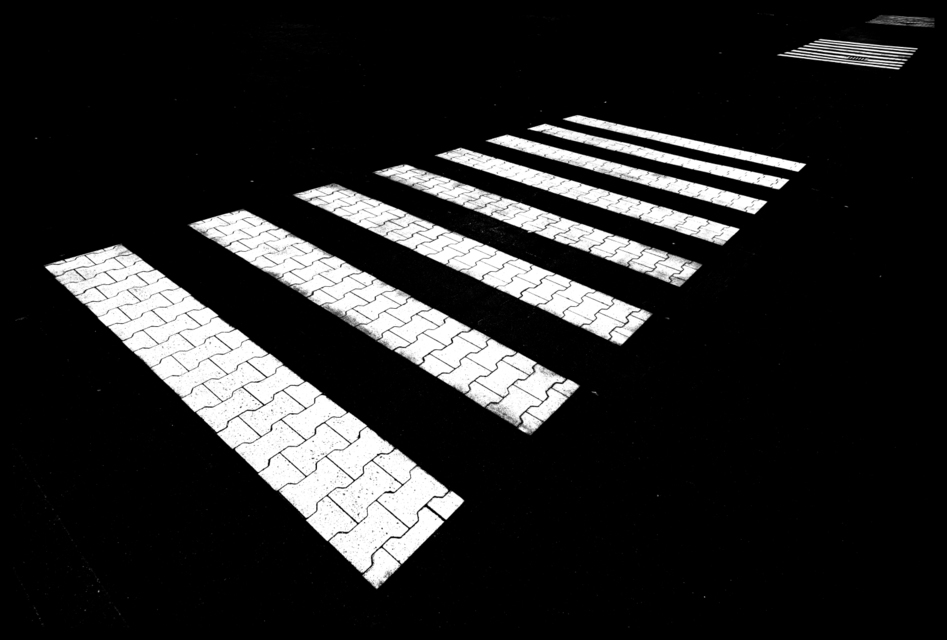 White on Black II - ID 002215