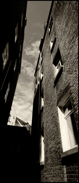 Between Houses - ID 002451