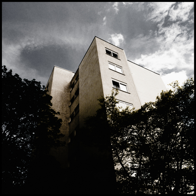 Nacked behind Paravan - ID 002588