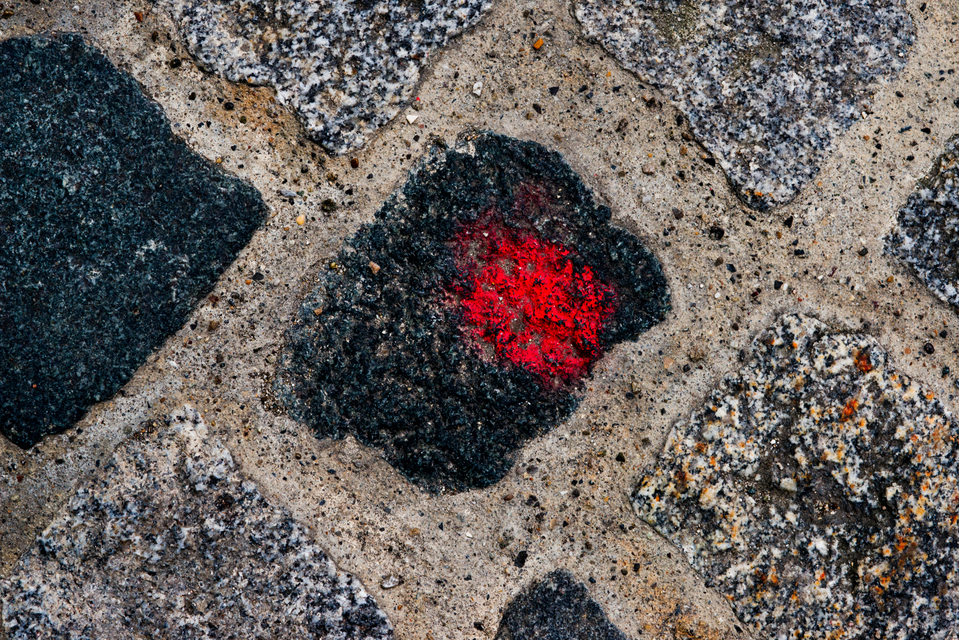 Red Dot on Cobblestone - ID 002905