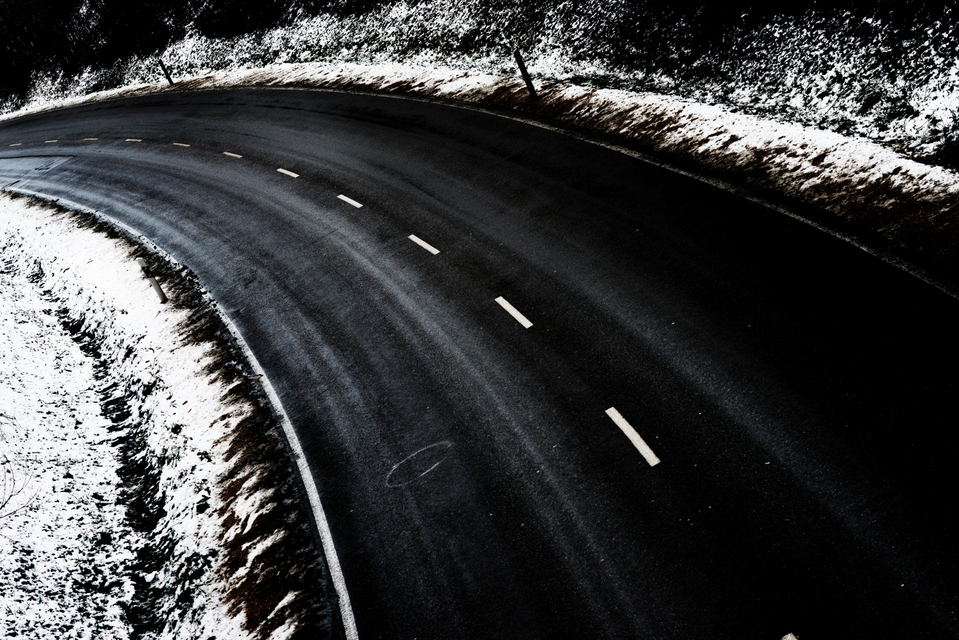 Curve on White - ID 003203