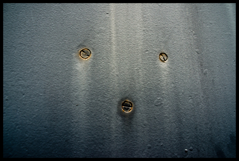 Three Screws - ID 004139