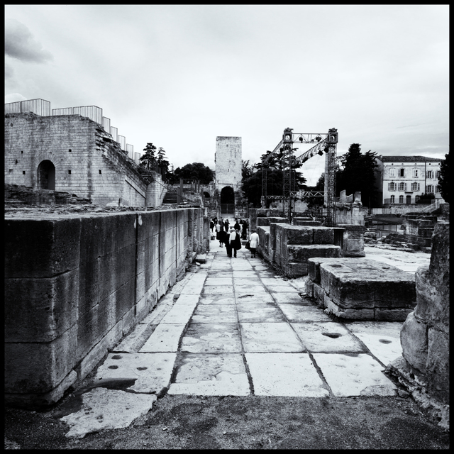 Tourists in Ruins - ID 004362
