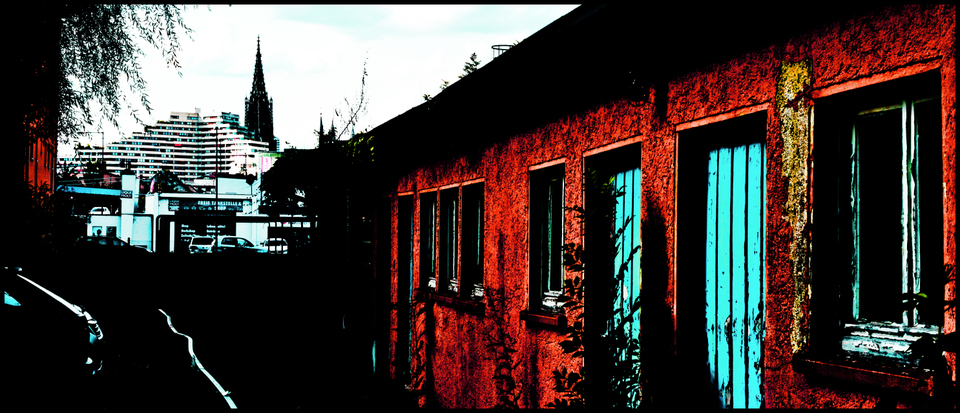 Between Red Walls - ID 004530