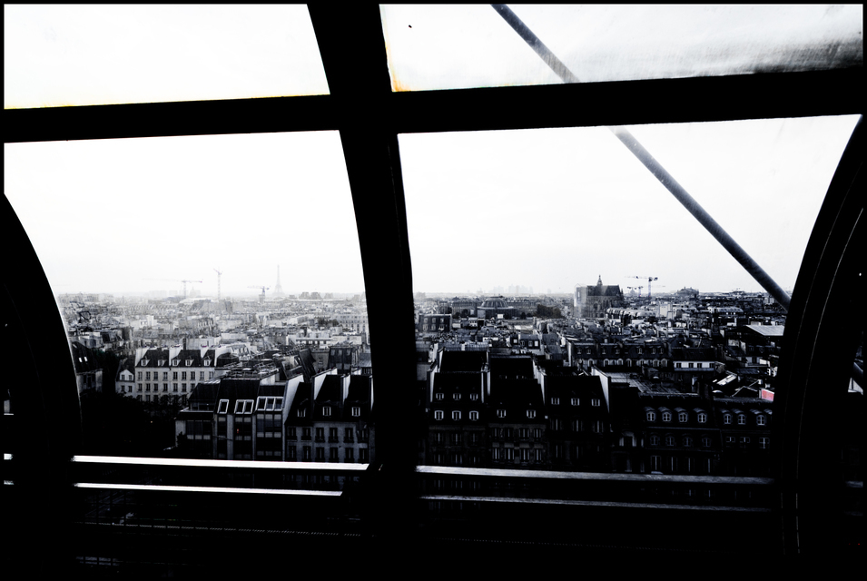 A cross over the Roofs of Paris - ID 005662