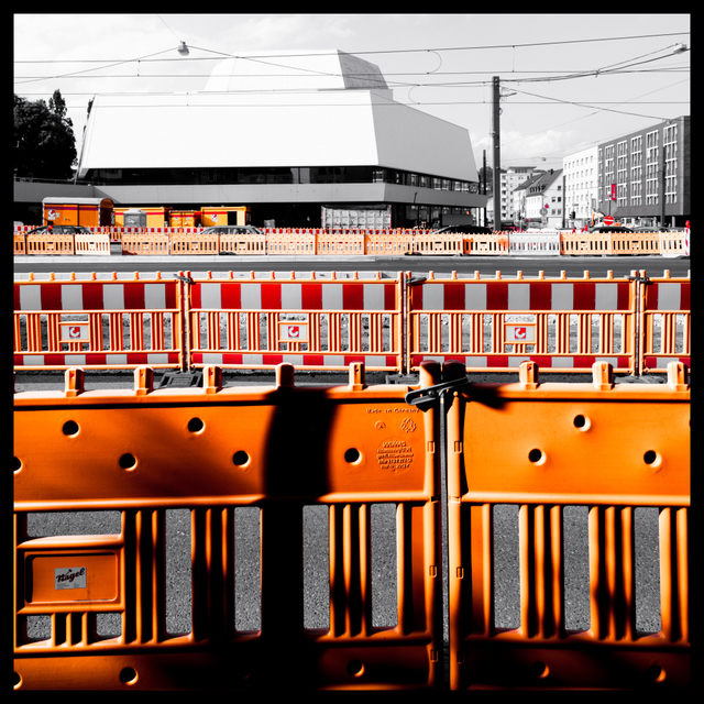 Orange Barrier III - ID 005885