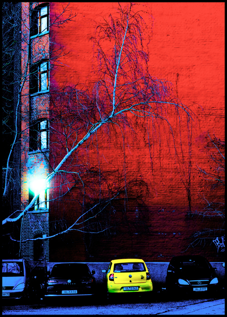 Red Wall Yellow Car - ID 005939