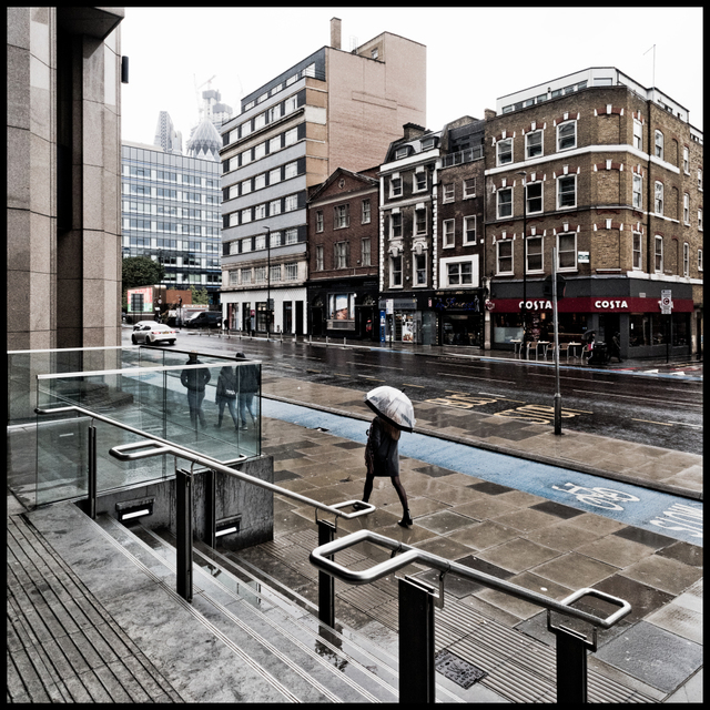 Umbrella Woman - ID 007055