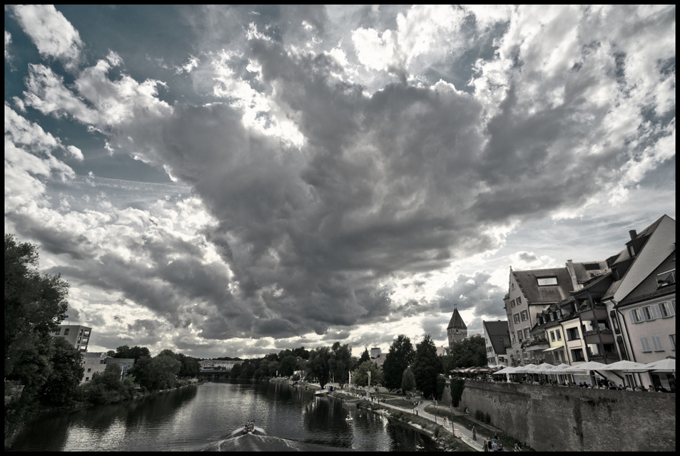 Clouds above Danube - ID 007914