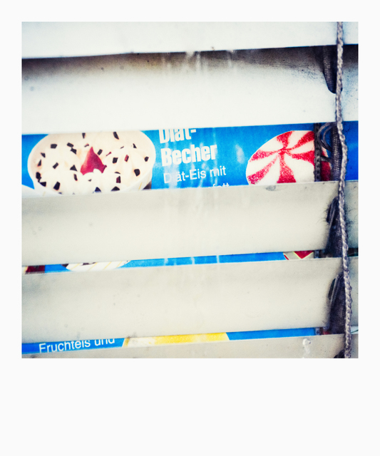 Icecream behind Blinds II - ID 008560