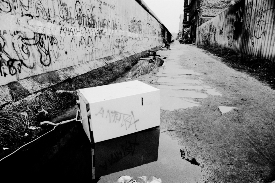 Behind the Wall I - ID 009538