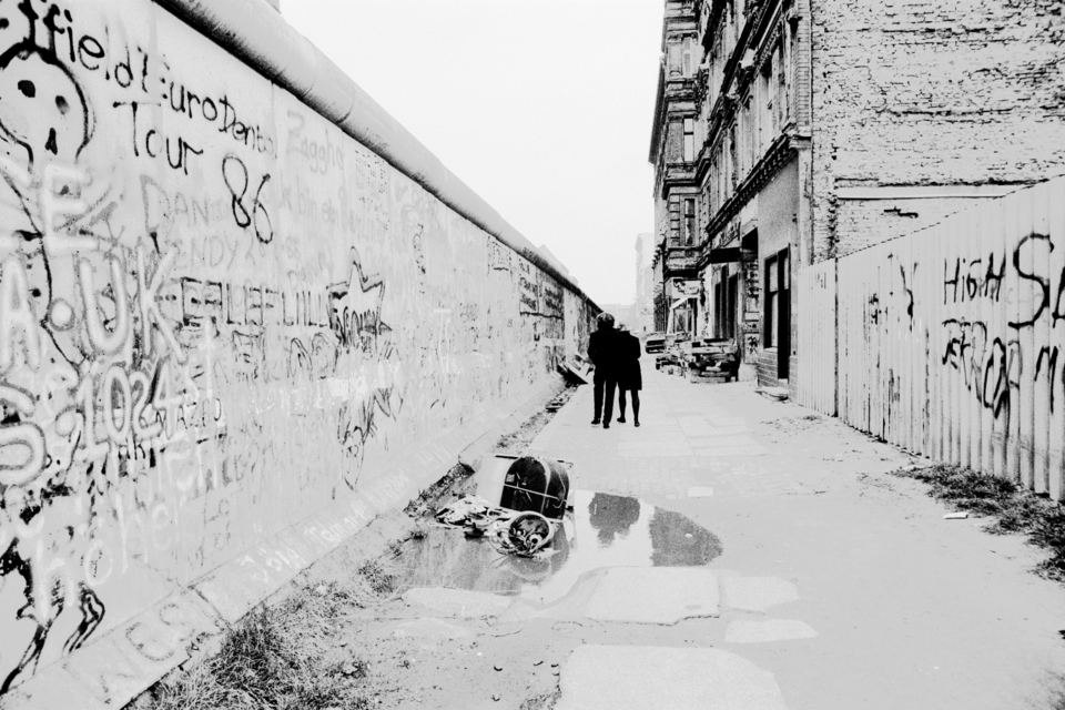 Behind the Wall III - ID 009540