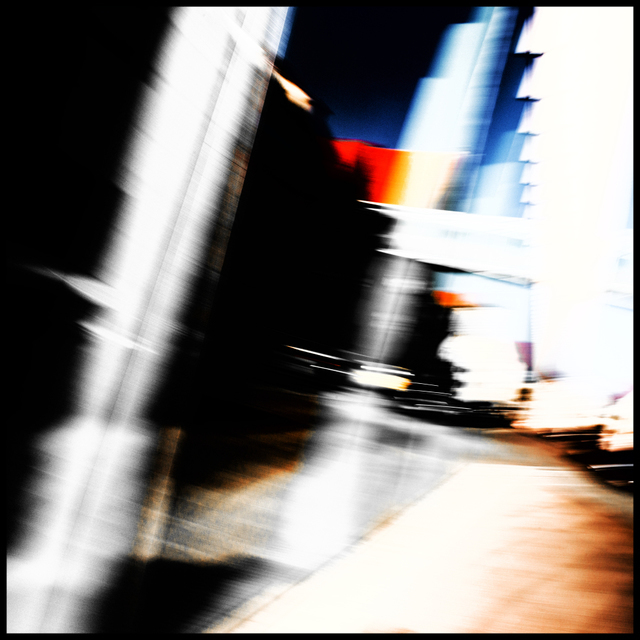 Walking Down Neue Strasse - ID 009745