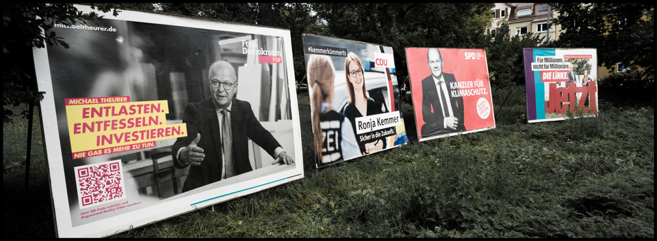 Four Parties above Green - ID 009751