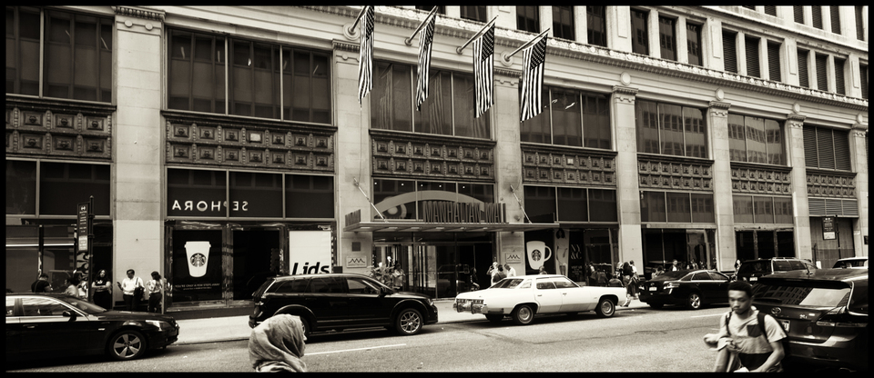 Four Flags Over Manhatten Mall II - ID 010216