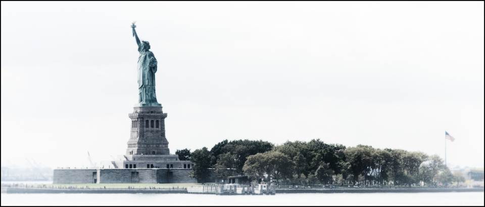 The Lady above the People - ID 010331