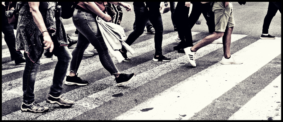 Crossing the Street - ID 010830