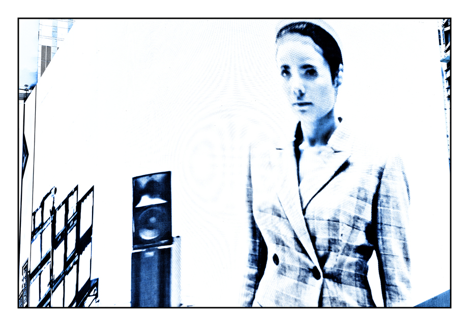 Woman at Times Square - ID 010857