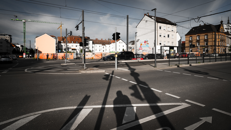 Between Shadow Lines - ID 011159