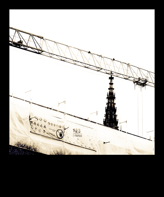 Minster under Crane - ID 011179