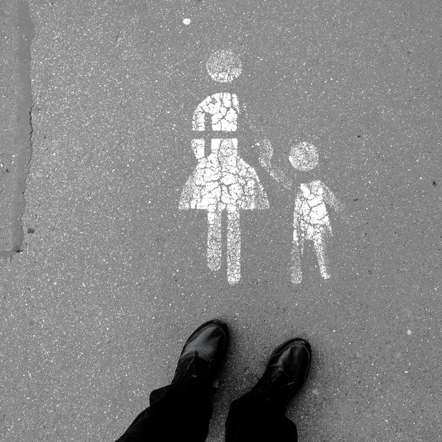 Woman with Child - ID 011390