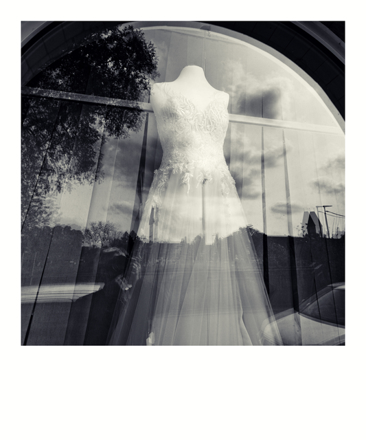Bride in the Window - ID 011408
