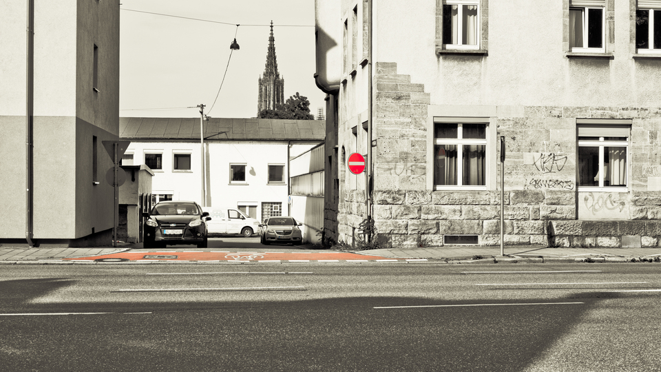 Minster Behind and Between - ID 011442