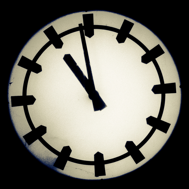 One Minute to 11 - ID 011891