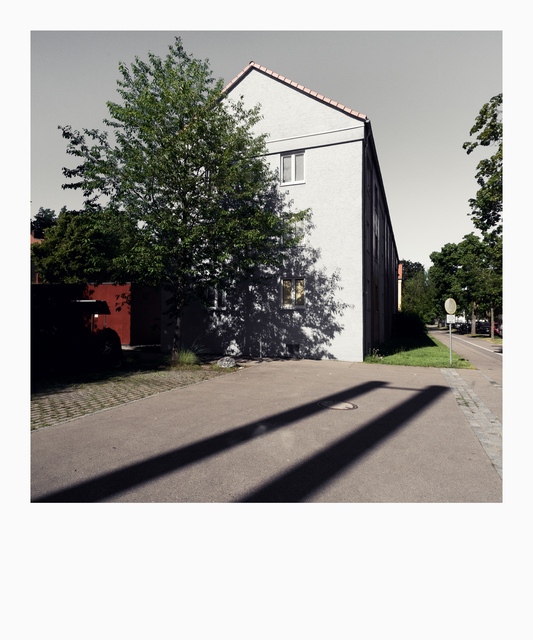 House with Tree in Sunlight - ID 011922