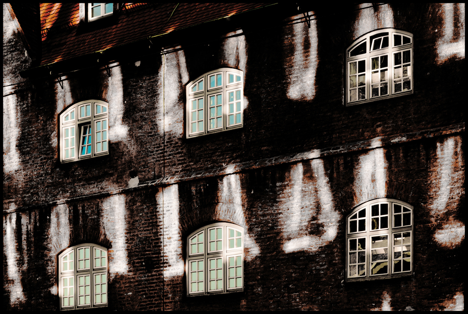 Refexions on Neuer Bau III - ID 011953