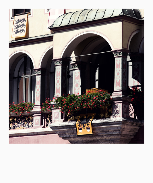 Waiting for the Mayor - ID 011955