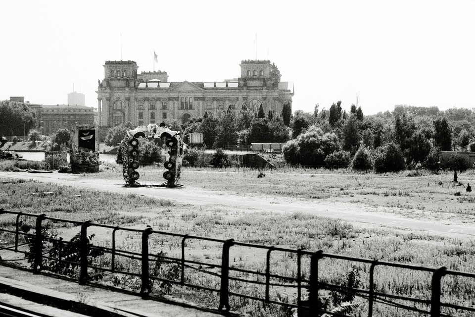 Tank Art in Front of Reichstag - ID 012206