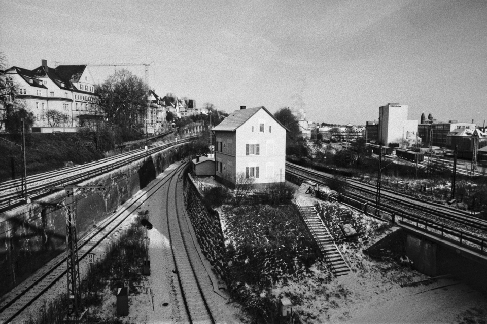 Sunny House in the Middle - ID 012651