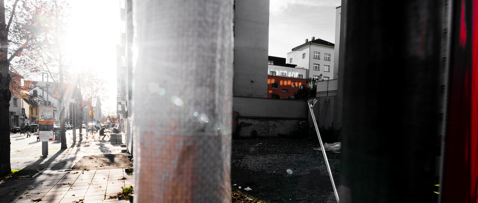 Behind the Curtain - ID 012733