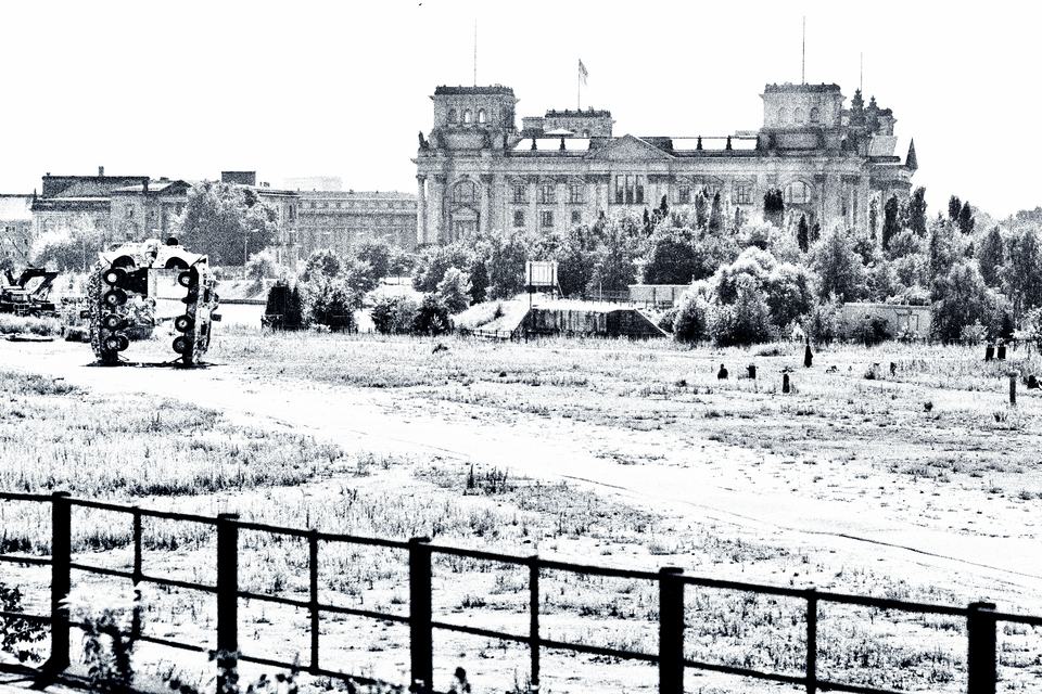 Reichstag with Tank Monument - ID 013235