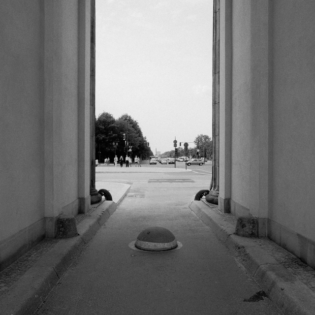 View through the Brandenburg Gate - ID 013333
