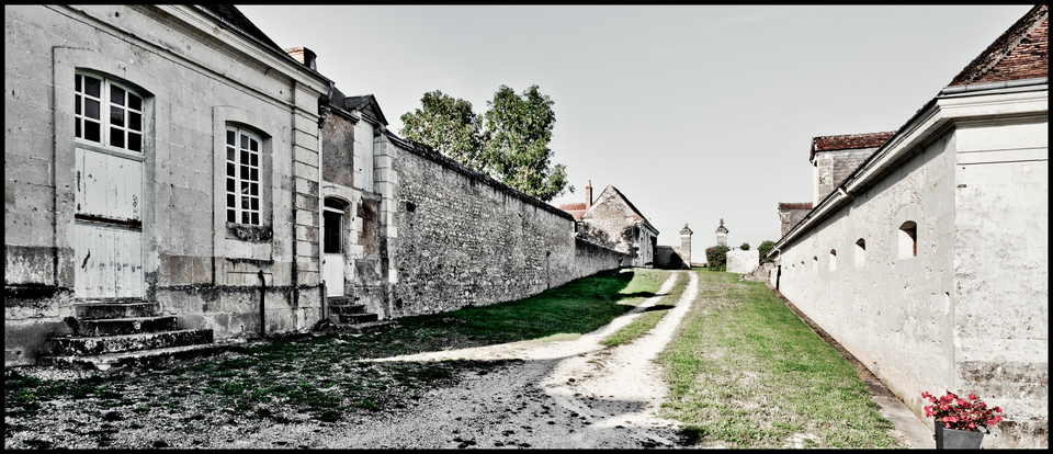 Between Walls - ID 013829