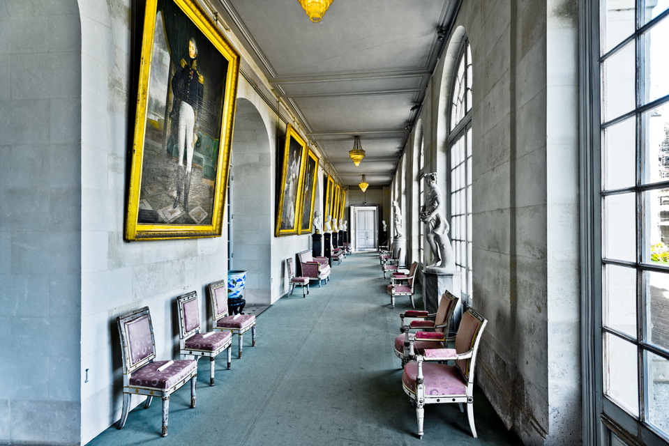 Corridor with People in Frames and on Plinth I - ID 013885