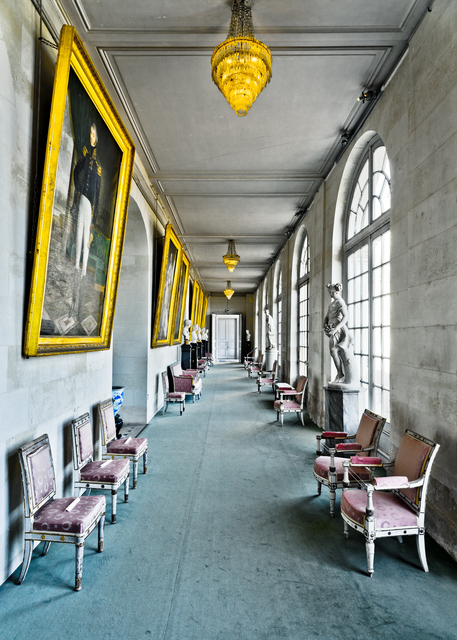 Corridor with People in Frames and on Plinth II - ID 013886