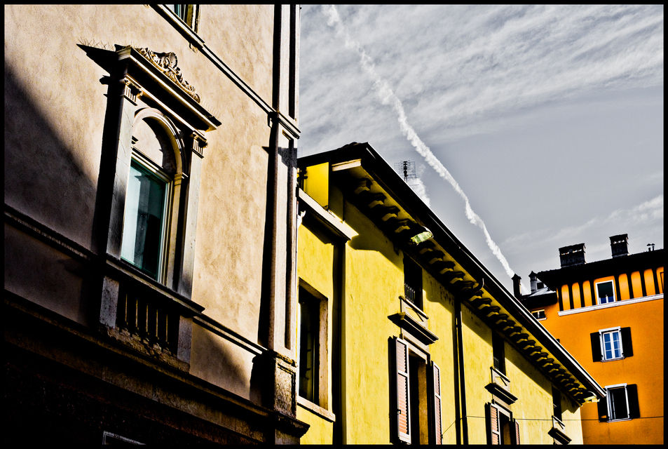 Contrails over Italian City - ID 014123