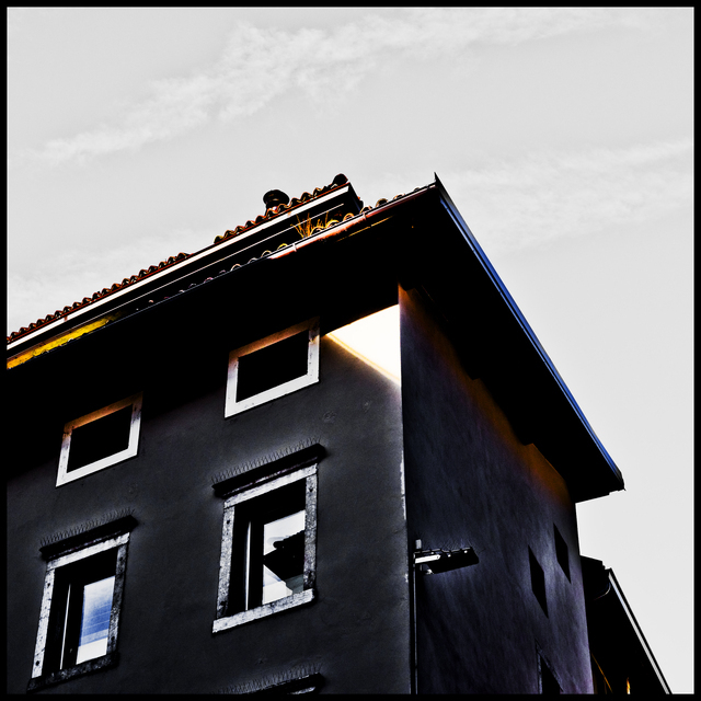 Contrails over Italian City - ID 014124