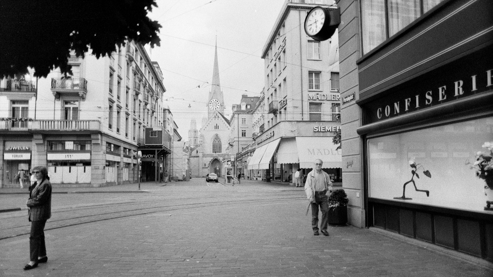 Paradeplatz Quarter to Six - ID 014191